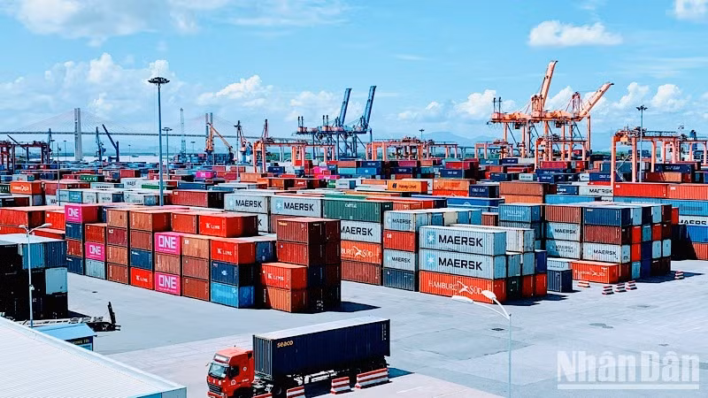 Lĩnh vực cảng biển và logistics tại Hải Phòng luôn hấp dẫn các nhà đầu tư trong và ngoài nước. Lĩnh vực cảng biển và logistics tại Hải Phòng luôn hấp dẫn các nhà đầu tư trong và ngoài nước.