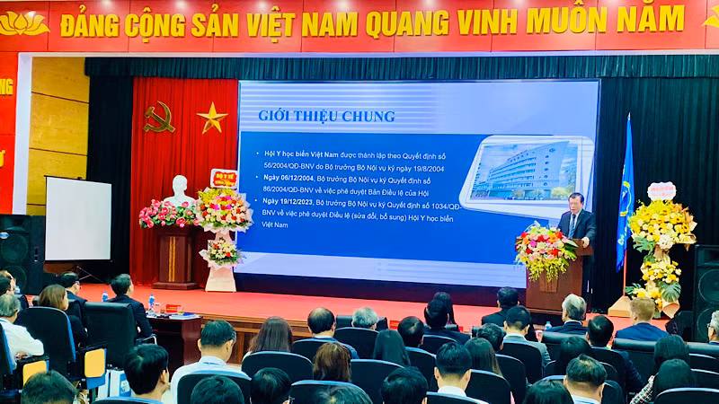 Giáo sư, Tiến sĩ Nguyễn Trường Sơn, Chủ tịch Hội Y học biển và Y học cao áp Việt Nam chia sẻ tại Hội nghị.
