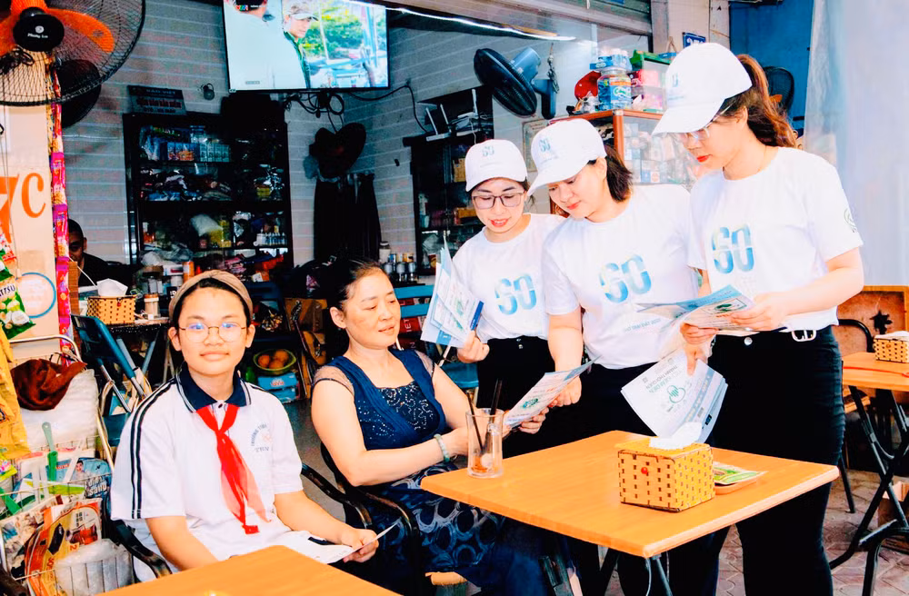 Tuyên truyền thực hiện Giờ Trái đất và tiết kiệm điện đến rộng rãi các tầng lớp nhân dân.