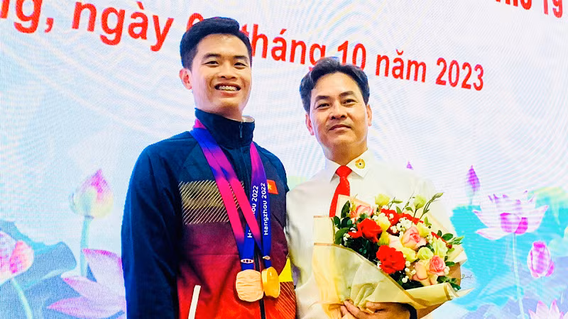 Huấn luyện viên Phạm Cao Sơn (phải) và xạ thủ Phạm Quang Huy (trái) - người vừa giành 2 huy chương tại ASIAD 19.