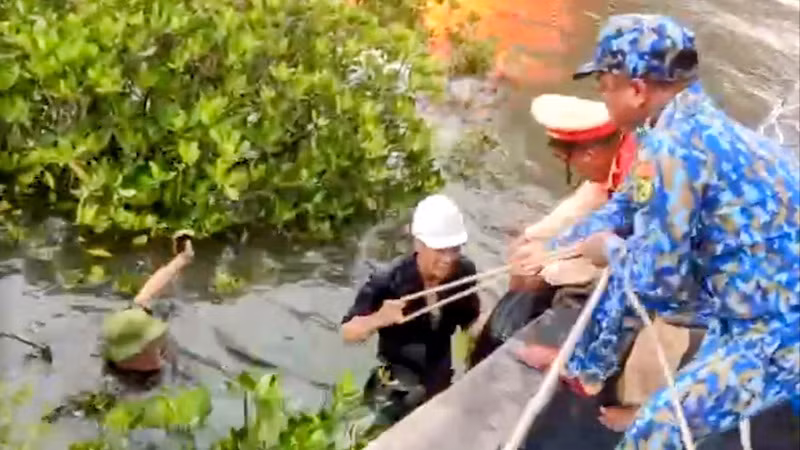 Cứu vớt các thuyền viên nhảy xuống biển khi tàu du lịch BHAYA bị cháy.