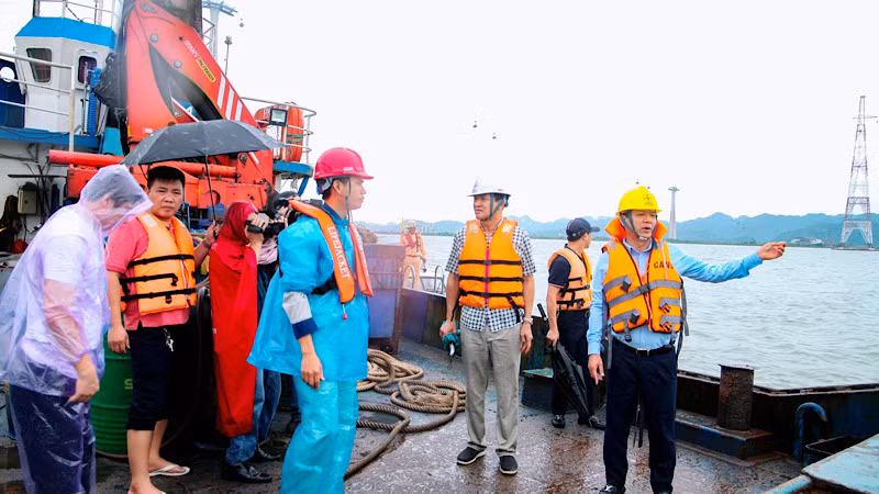 Lãnh đạo Công ty Điện lực Hải Phòng chỉ đạo khắc phục sự cố tại hiện trường.