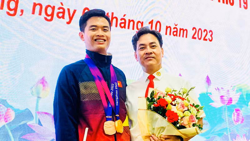 Xạ thủ Phạm Quang Huy (bên trái) được bầu chọn là Vận động viên tiêu biểu của thành phố Hải Phòng năm 2023.