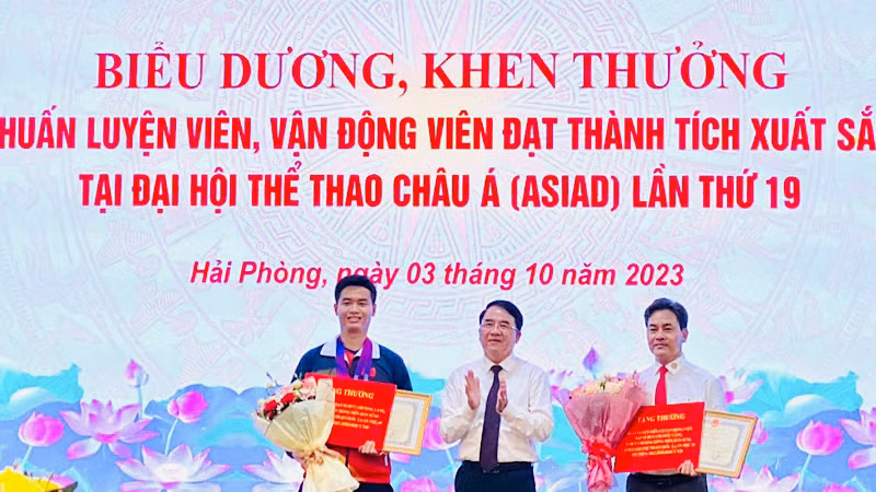Vận động viên Phạm Quang Huy (bên trái) - người mang về tấm Huy chương Vàng lịch sử cho bắn súng Việt Nam tại ASIAD 19 được lãnh đạo thành phố Hải Phòng biểu dương, khen thưởng.