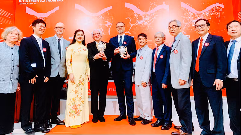 Các đại biểu chụp ảnh lưu niệm tại triển lãm.