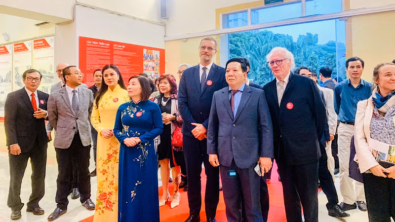 Các đại biểu xem và nghe giới thiệu các nội dung triển lãm.