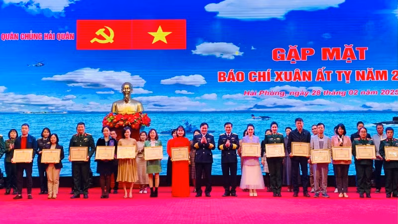 Quân chủng Hải quân trao Bằng khen tặng 34 cá nhân có thành tích xuất sắc trong công tác phối hợp thông tin, tuyên truyền.