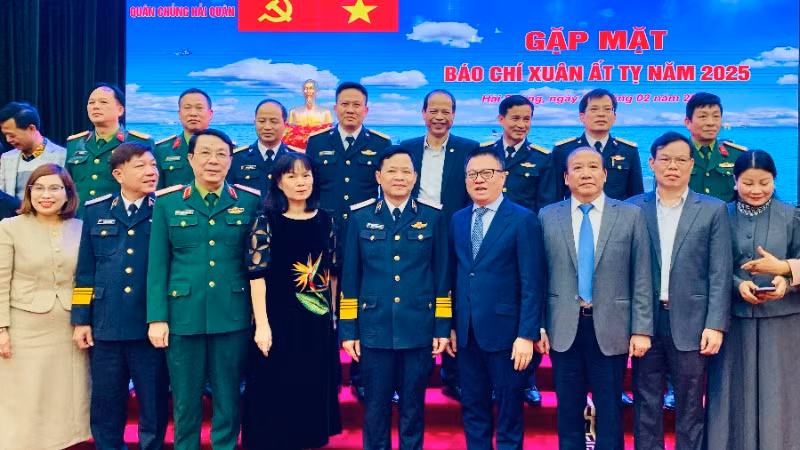 Lãnh đạo Bộ Tư lệnh Quân chủng Hải quân và các đại biểu tại buổi gặp mặt các cơ quan thông tấn, báo chí.