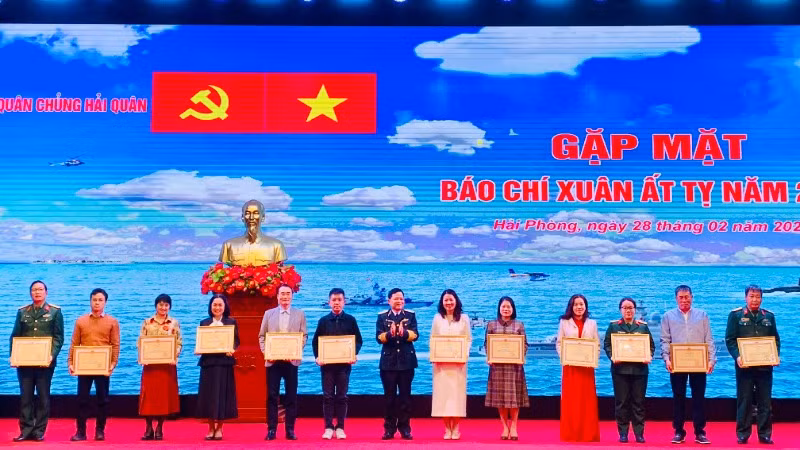 Lãnh đạo Quân chủng Hải quân đã trao Bằng khen tặng 25 tập thể có thành tích xuất sắc trong phối hợp tuyên truyền biển đảo và Quân chủng Hải quân.
