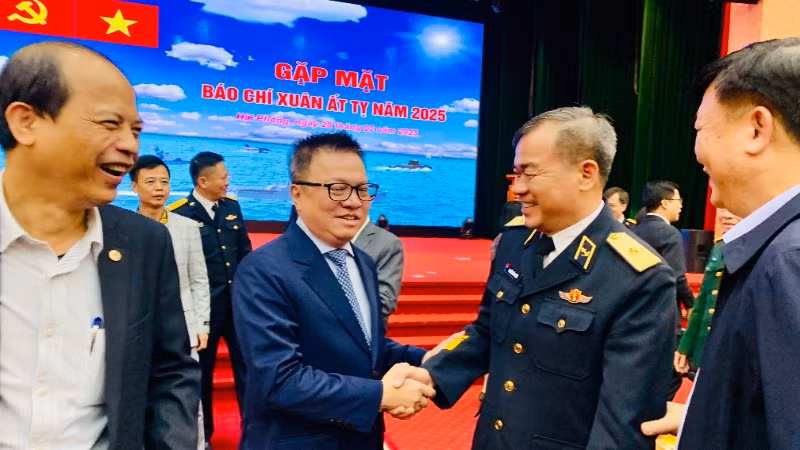 Các đại biểu gặp gỡ tại buổi gặp mặt.