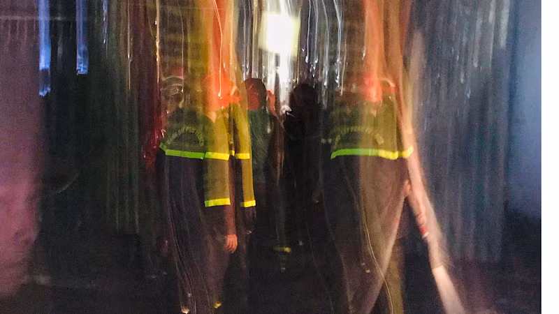 Lực lượng cứu chữa ngôi nhà cháy.