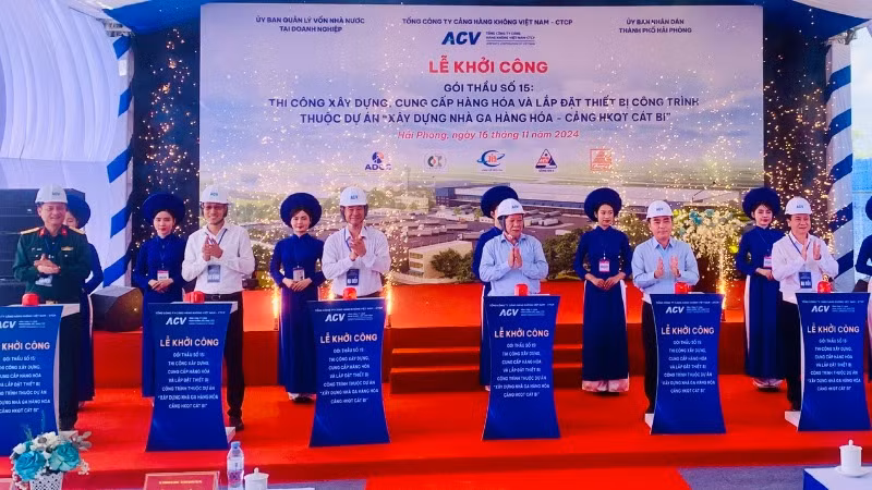 Các đại biểu nhấn nút khởi công dự án xây dựng nhà ga hàng hóa Cảng hàng không quốc tế Cát Bi (Hải Phòng).