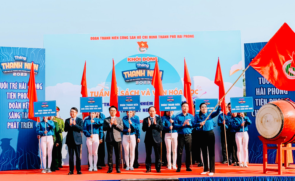 Bí thư Thành ủy Hải Phòng Lê Tiến Châu cùng các đại biểu thực hiện nghi thức khởi động Tháng Thanh niên Hải Phòng năm 2023.