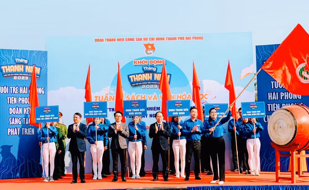 Bí thư Thành ủy Hải Phòng Lê Tiến Châu cùng các đại biểu thực hiện nghi thức khởi động Tháng Thanh niên Hải Phòng năm 2023.