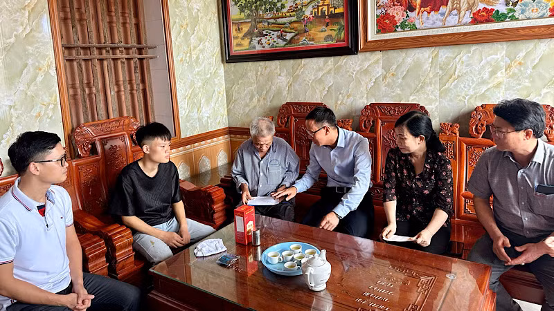 Lãnh đạo huyện Tiên Lãng thăm hỏi, động viên các gia đình có người bị nạn do bão số 3. (Ảnh: Cổng Thông tin điện tử Tiên Lãng)