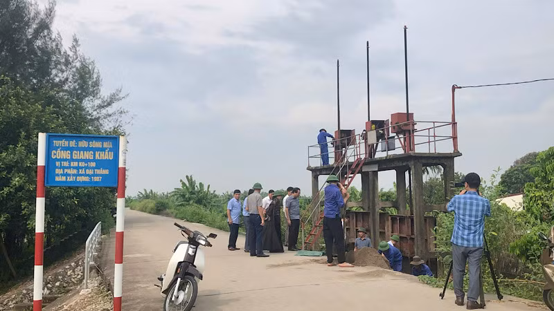 Lãnh đạo huyện Tiên Lãng và các ngành chức năng thường xuyên kiểm tra an toàn đê điều và các công trình xung yếu đề phòng bão lũ. (Ảnh: Cổng Thông tin điện tử Tiên Lãng)