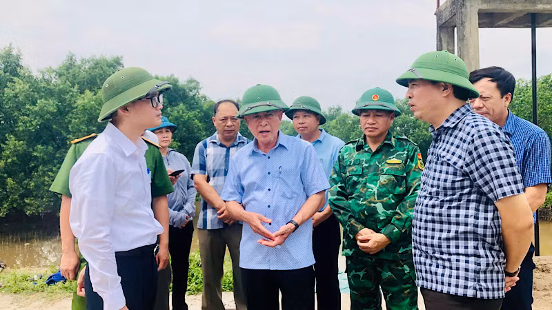 Lãnh đạo thành phố Hải Phòng và huyện Tiên Lãng thường xuyên kiểm tra, đôn đốc công tác bảo đảm an toàn công trình đê điều. (Ảnh: Cổng Thông tin điện tử Tiên Lãng)