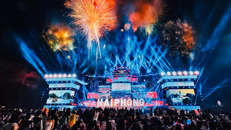 Đêm hội Lễ hội Hoa phượng đỏ Hải Phòng năm 2023.