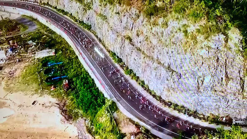 Những cung đường tuyệt đẹp trên đảo Cát Bà.