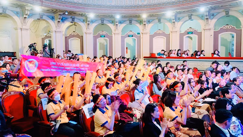 Đông đảo cổ động viên của các đội cổ vũ cho các phần thi.