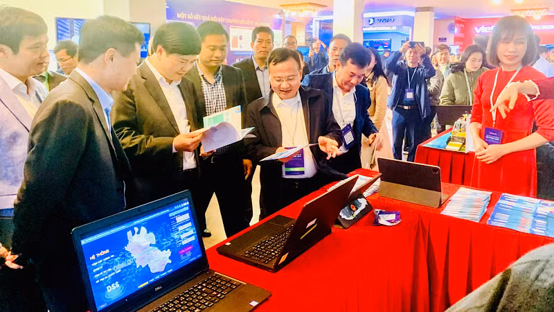 Các đại biểu tham quan giải pháp chuyển đổi số của huyện An Dương.