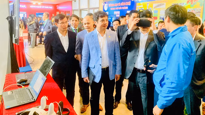 Các đại biểu trải nghiệm các công nghệ tiên tiến trong lĩnh vực chuyển đổi số.