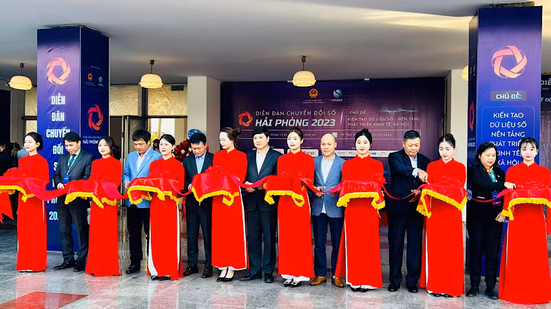 Các đại biểu cắt băng khai trương triển lãm “Thành tựu và giải pháp công nghệ”.