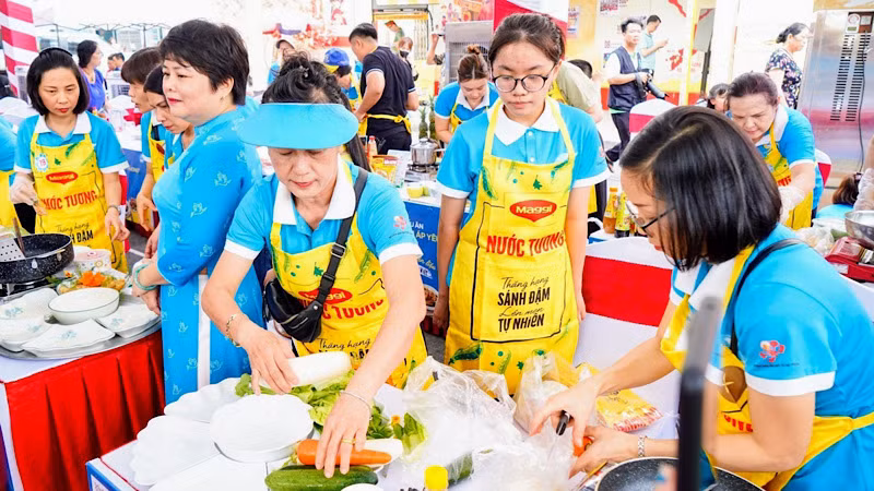 Các gia đình tham dự hội thi nấu ăn "Bữa cơm gia đình - Ấm áp yêu thương".