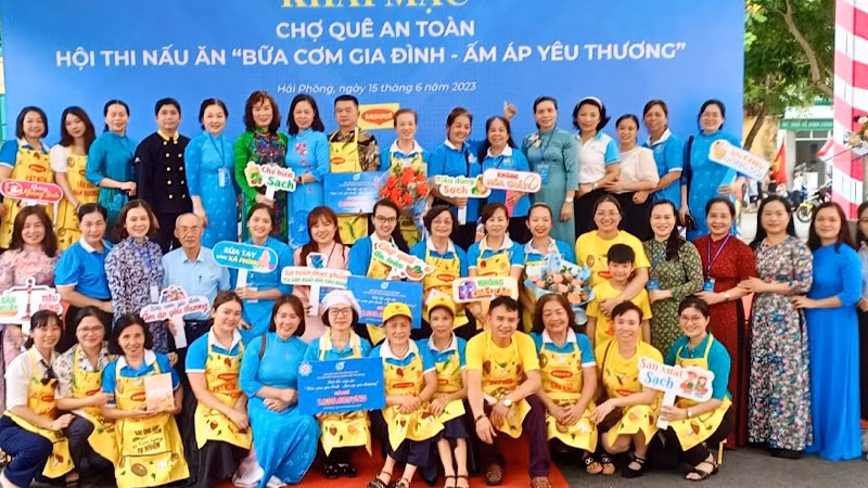 Các gia đình tham dự hội thi nấu ăn.