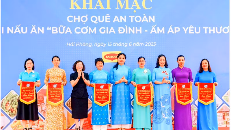 Khai mạc triển lãm “Chợ quê an toàn” và hội thi nấu ăn “Bữa cơm gia đình - Ấm áp yêu thương”.