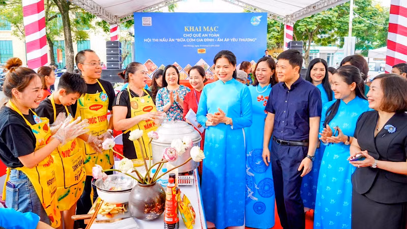 Các đại biểu tham quan các gian hàng trưng bày sản phẩm OCOP do phụ nữ quản lý.