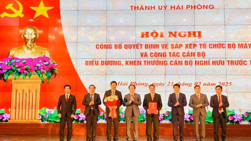 Bí thư Thành ủy Hải Phòng trao Quyết định thành lập Đảng bộ Ủy ban nhân dân thành phố trực thuộc Thành ủy Hải Phòng.