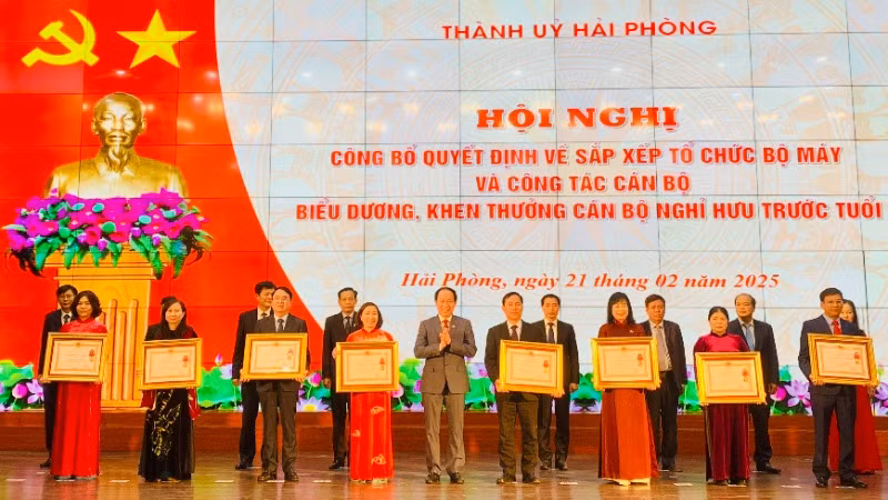 Trao Huân chương Lao động của Chủ tịch Nước tặng các cán bộ có thành tích xuất sắc.