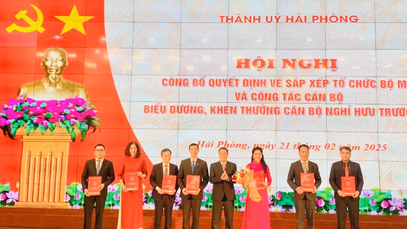 Thành ủy Hải Phòng trao các quyết định về công tác tổ chức và cán bộ diện Thành uỷ quản lý đối với Sở Văn hóa-Thể thao và Du lịch.