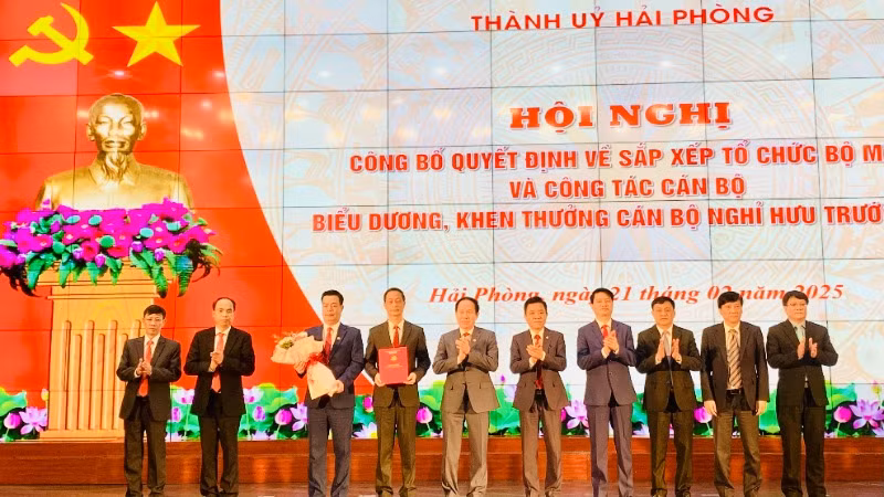 Bí thư Thành ủy Hải Phòng trao Quyết định thành lập Đảng bộ các cơ quan đảng thành phố trực thuộc Thành ủy Hải Phòng