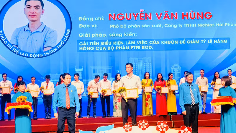 Nhiều tấm gương lao động sáng tạo trên các lĩnh vực được tôn vinh.