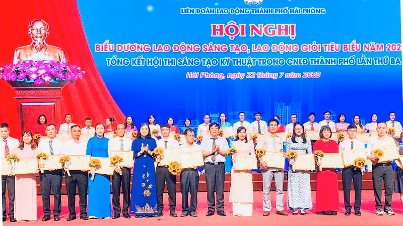 Biểu dương, tôn vinh và trao bằng khen tặng các lao động giỏi.