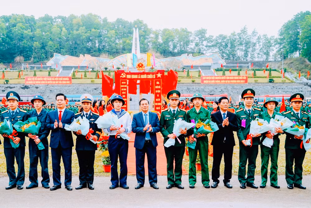 Chủ tịch Ủy ban nhân dân thành phố Hải Phòng Nguyễn Văn Tùng đã tặng hoa và chúc mừng 520 thanh niên huyện Thủy Nguyên lên đường thực hiện nghĩa vụ.