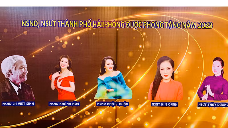 Các nghệ sĩ của thành phố Cảng vừa được Nhà nước vinh danh.