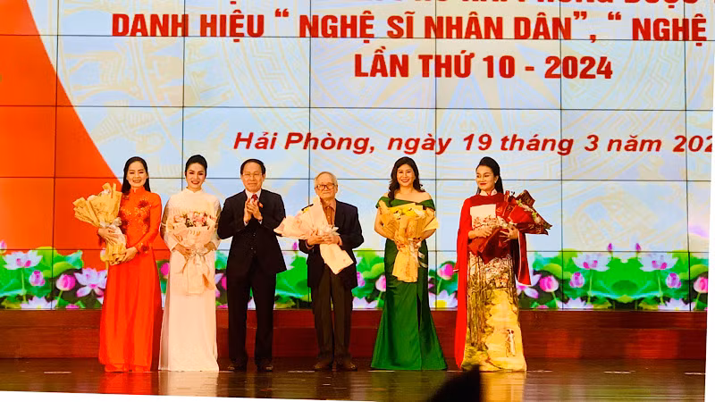 Ủy viên Trung ương Đảng, Bí thư Thành ủy Hải Phòng Lê Tiến Châu tặng hoa, chúc mừng các nghệ sĩ vừa được phong tặng danh hiệu cao quý.