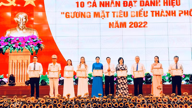 Thành phố Hải Phòng tuyên dương 10 cá nhân đạt danh hiệu "Gương mặt tiêu biểu thành phố" năm 2022.