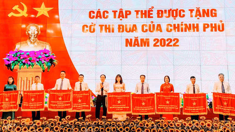 Trao cờ thi đua của Chính phủ tặng 9 tập thể có thành tích xuất sắc năm 2022.