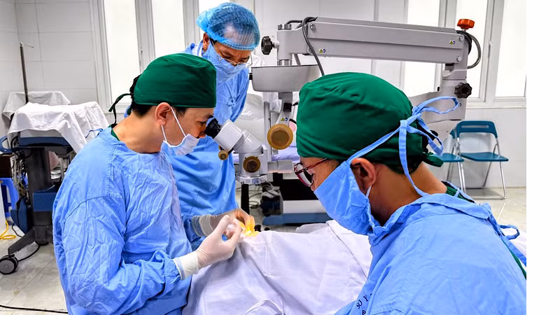 Các bác sĩ hoàn tất ca phẫu thuật sau 1 giờ đồng hồ.