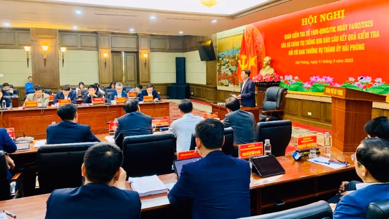 Đồng chí Trần Cẩm Tú, Ủy viên Bộ Chính trị, Thường trực Ban Bí thư phát biểu tại hội nghị.