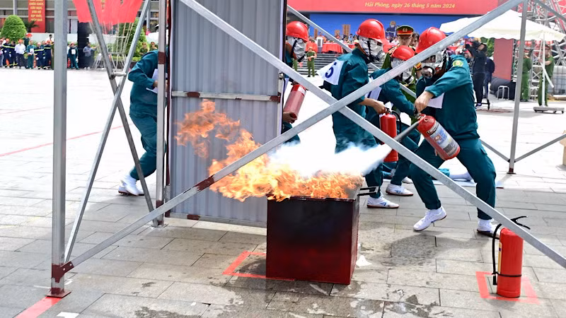 Các đội tham gia phần thi thực hành chữa cháy.