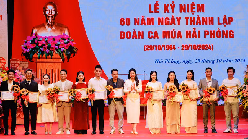 Nhiều tập thể, cá nhân trong đoàn được Sở Văn hóa và Thể thao Hải Phòng biểu dương, khen thưởng.