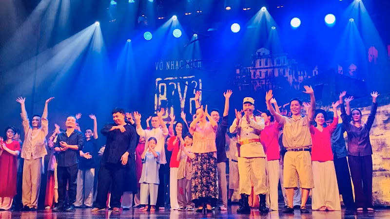 Các nghệ sĩ, diễn viên tham gia biểu diễn nhạc kịch Bỉ vỏ.