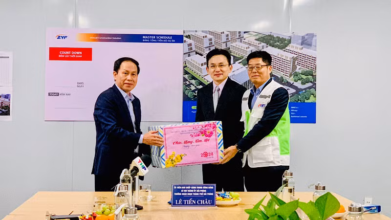 Bí thư Thành ủy Hải Phòng trao quà Tết tặng cán bộ, công nhân Công ty Pegatron Việt Nam.