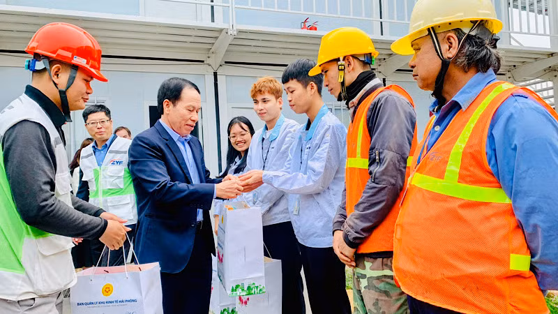 Bí thư Thành ủy Hải Phòng trao quà Tết tặng công nhân lao động trên công trường.