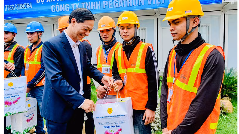 Phó Bí thư Thường trực Thành ủy Hải Phòng trao quà Tết tặng công nhân lao động.